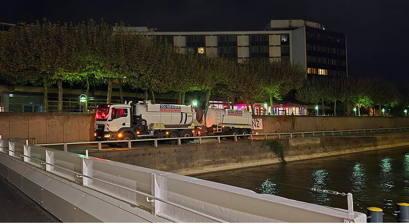 boot-abwassertank-leeren-bei-nacht