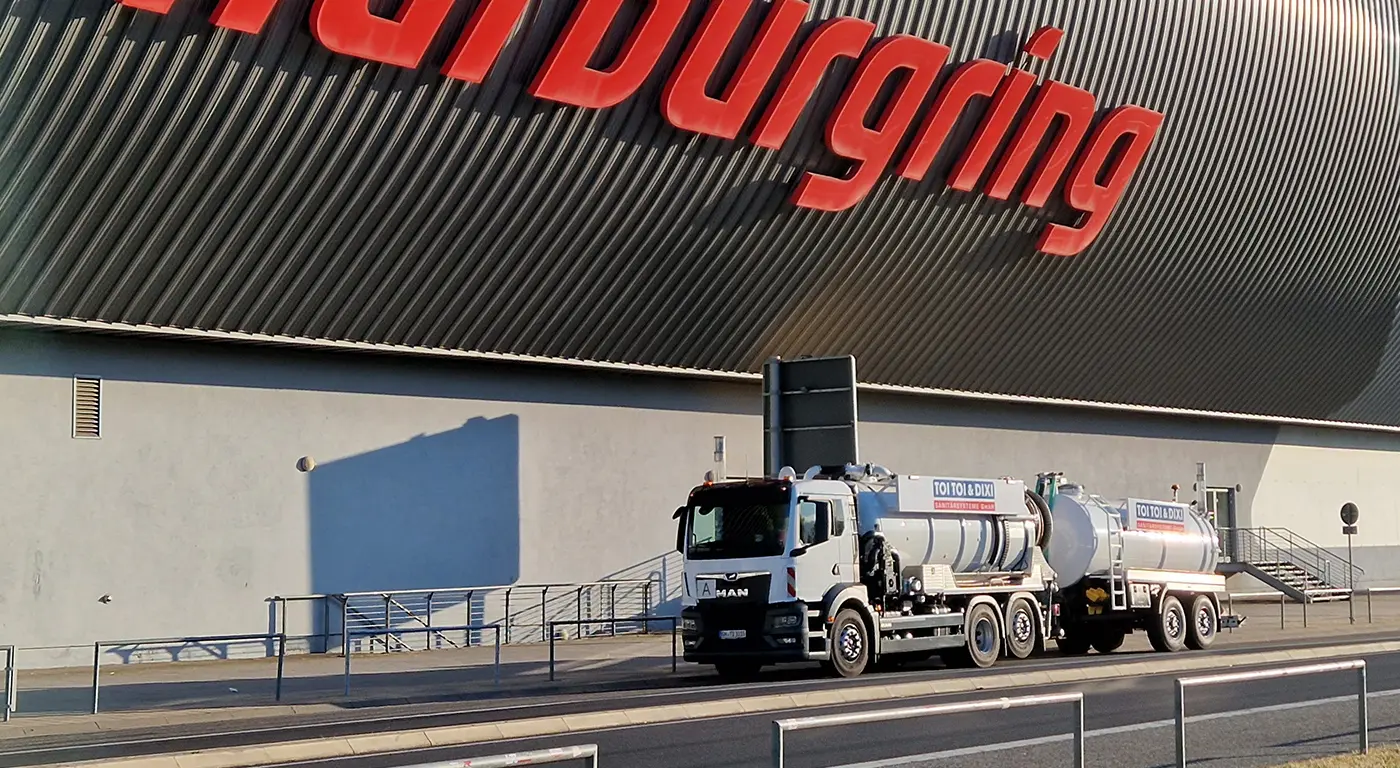 abwasser-lkw-dixi-toi-toi-vor-nuerburgrung